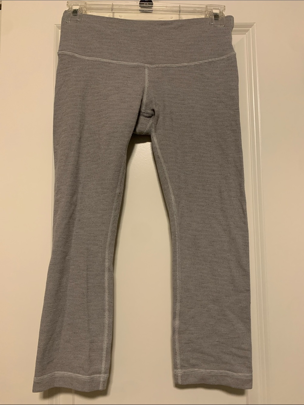 Lululemon Cropped Gray Textured Legging, Sz 6
Good Condition, has some wash wear